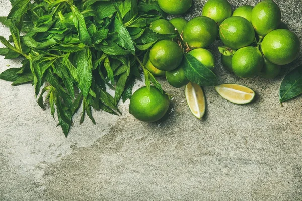 Limas frescas y menta — Foto de Stock