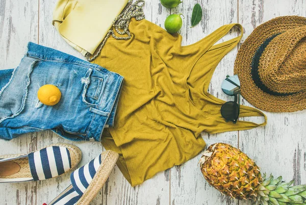 Färgglad sommar mode outfit — Stockfoto