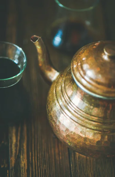Східний чайний горщик і чорний чай — стокове фото