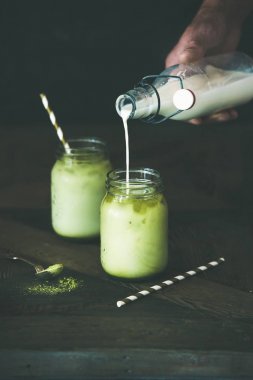 buzlu Hindistan cevizi matcha latte