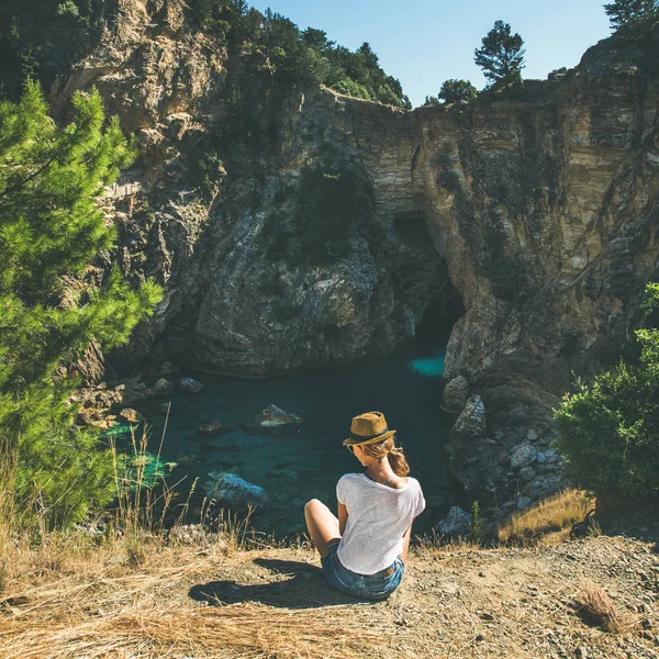 Bay üzerinde arayan kadın