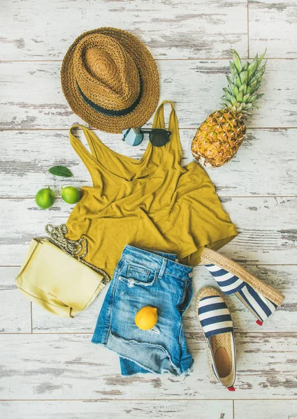 Färgglad sommar mode outfit — Stockfoto