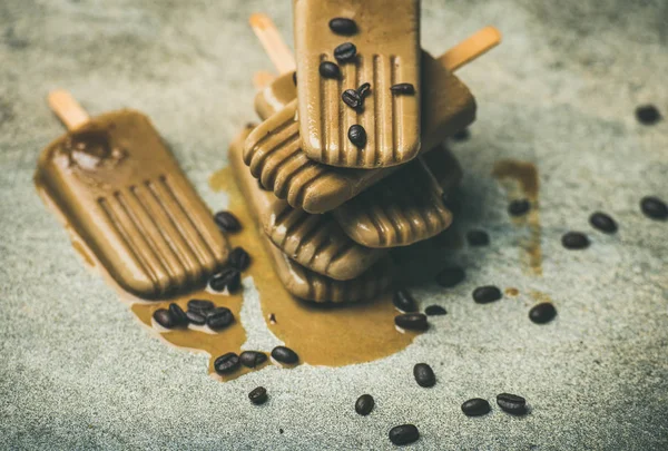 コーヒー カフェラテ アイスキャンディーを溶融 — ストック写真