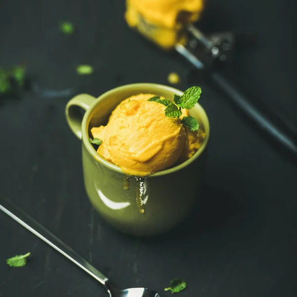 Mango sorbet zmrzlina — Stock fotografie
