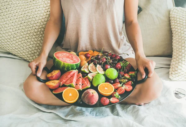 Gadis memegang nampan penuh buah-buahan — Stok Foto