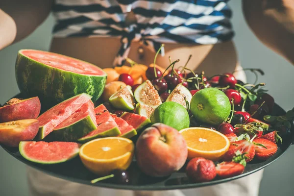 Bandeja de niña llena de frutas — Foto de Stock