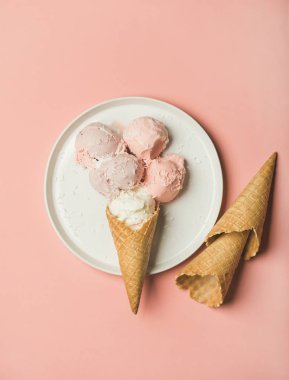  çilek ve Hindistan cevizi dondurma