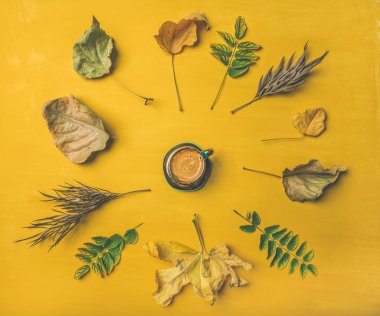  espresso fincan ve ağaç yaprakları