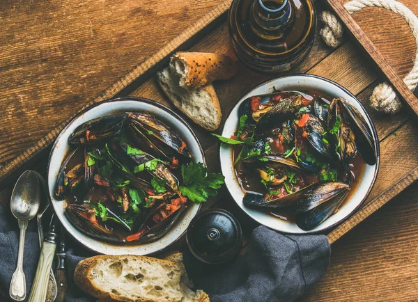 Metal kâse haşlanmış midye