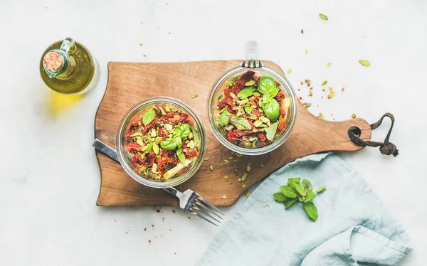 Healthy vegan salad with quionoa — Stock Photo, Image