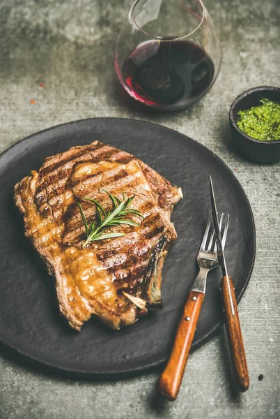 Filete de ternera a la parrilla con costilla caliente —  Fotos de Stock