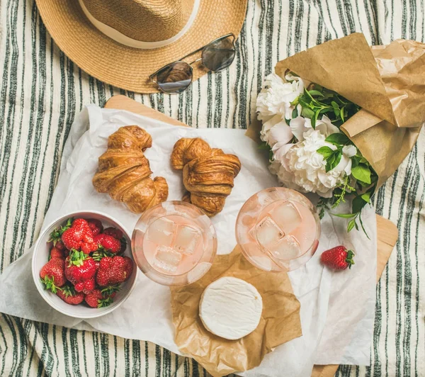 Francouzský styl letní piknik nastavení — Stock fotografie