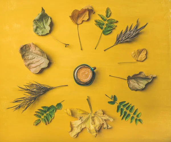  espresso fincan ve ağaç yaprakları