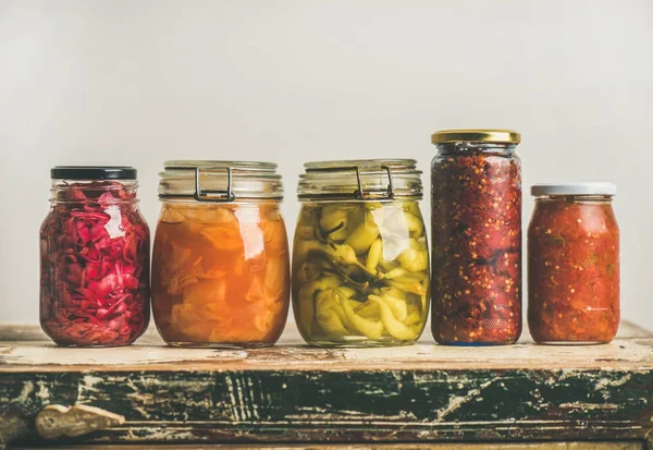 Verduras encurtidas de otoño en frascos — Foto de Stock