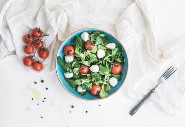 Spring salad with lamb's lettuce — Stock Photo, Image