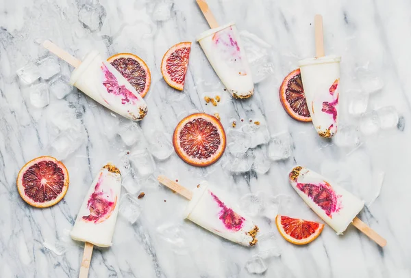 Pomarańczowy, jogurt i muesli popsicles krwi — Zdjęcie stockowe