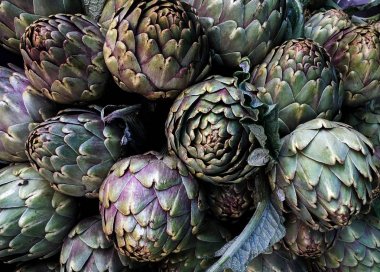 çiftçi pazarda enginar 