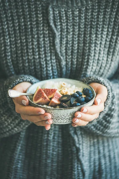 Woman holding bowl of porridge — Stock Photo, Image