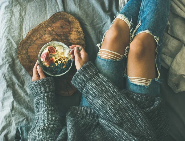 Kadın yemek pilav hindistan cevizi püresi — Stok fotoğraf
