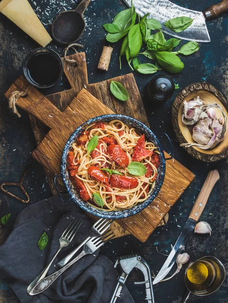 Espaguetis con tomate y albahaca —  Fotos de Stock