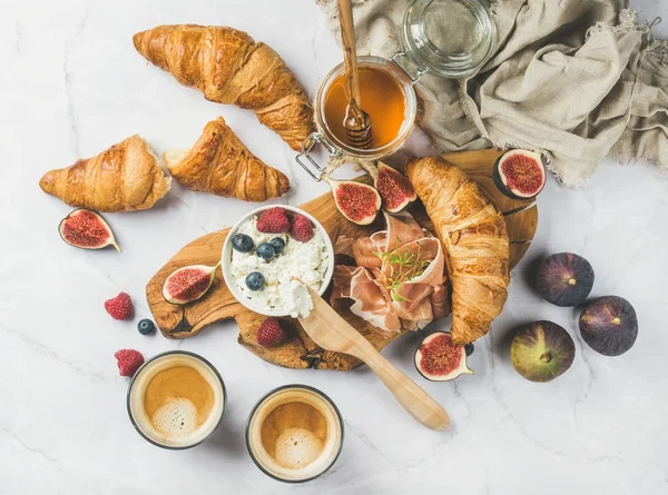 Café da manhã com croissants no tabuleiro rústico — Fotografia de Stock