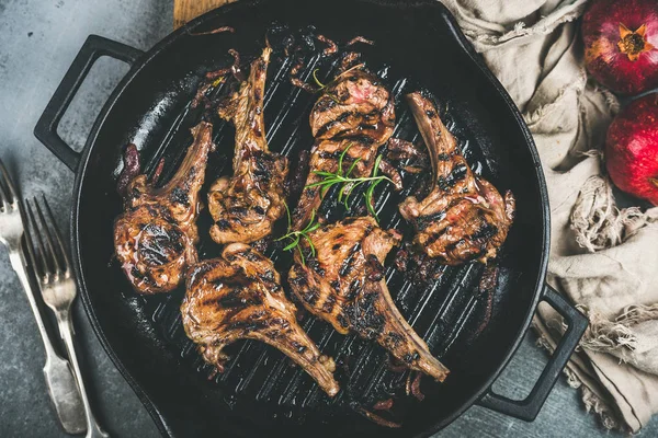 Costeletas de carne de cordeiro grelhado — Fotografia de Stock