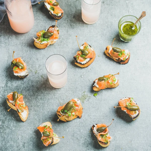 Crostini  and pink grapefruit cocktails — Stock Photo, Image