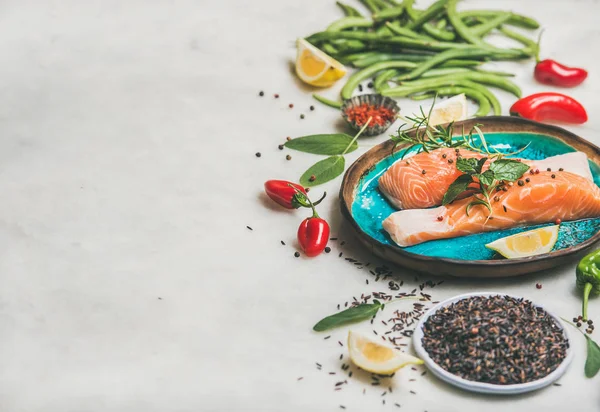 Стейки из сырого лосося с овощами — стоковое фото
