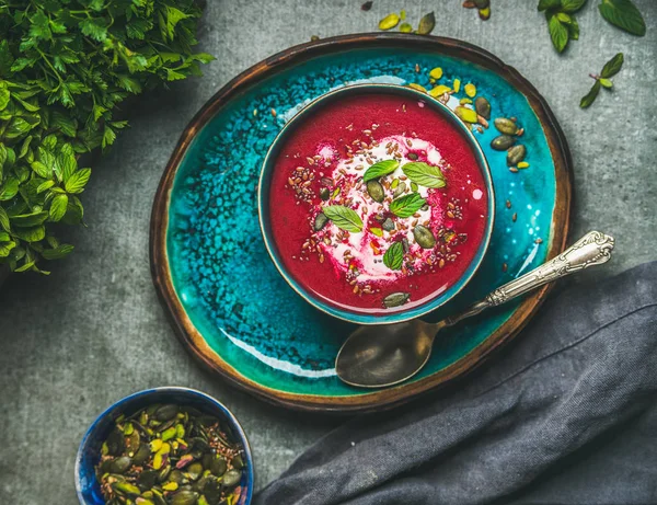 Jarní polévka z červené řepy — Stock fotografie