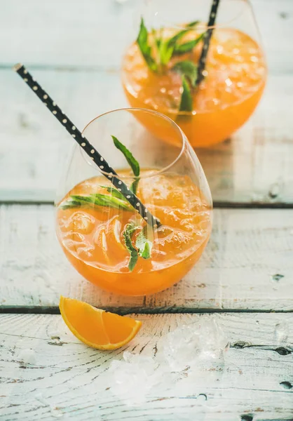 Erfrischende alkoholische Sommercocktails — Stockfoto