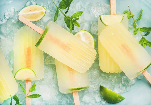 Summer lemonade popsicles — Stock Photo, Image