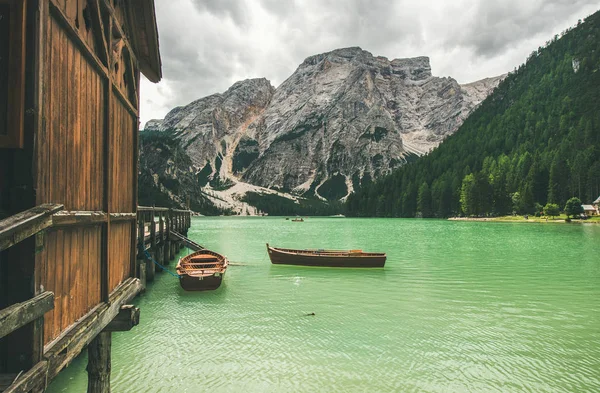 Mountain Lake in Valle di Braies — Stockfoto