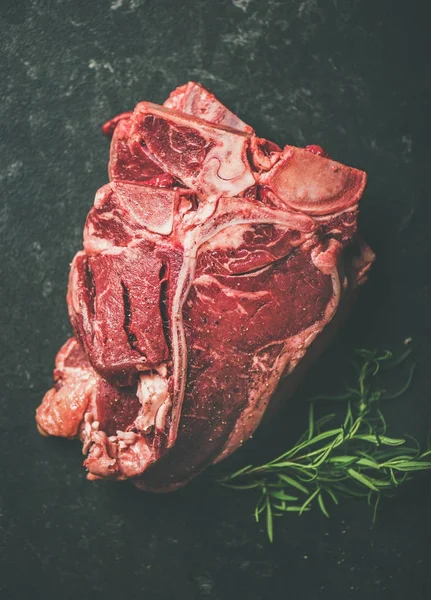 Syrové hovězí maso t-bone steaky — Stock fotografie