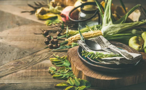 Apparecchiare la tavola d'autunno per il Ringraziamento — Foto Stock