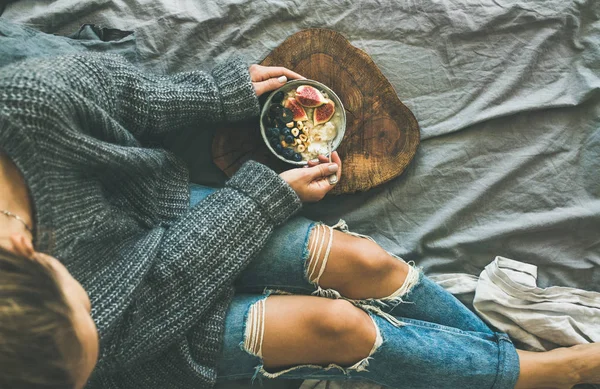 Woman eating rice coconut porridge — Stock Photo, Image