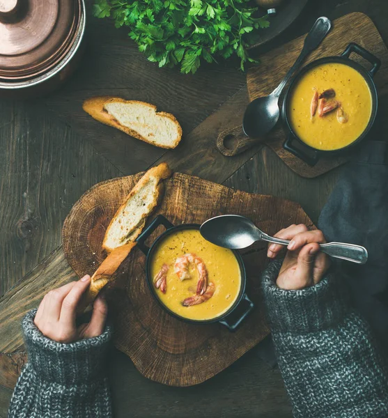 Mulher comendo sopa cremosa de milho — Fotografia de Stock