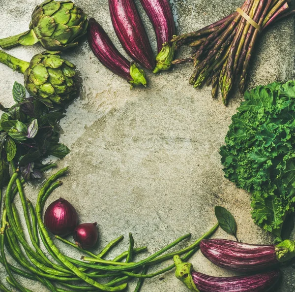 Зелені та фіолетові сирі овочі — стокове фото