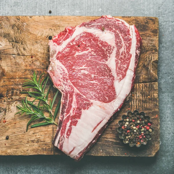 Rauwe, ongekookte biefstuk — Stockfoto