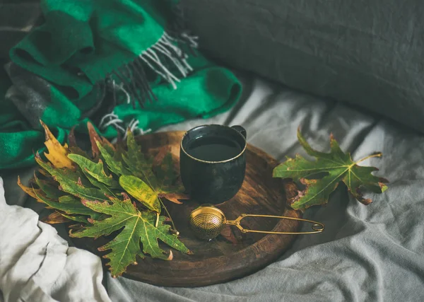Taza de té con tamiz y hojas —  Fotos de Stock