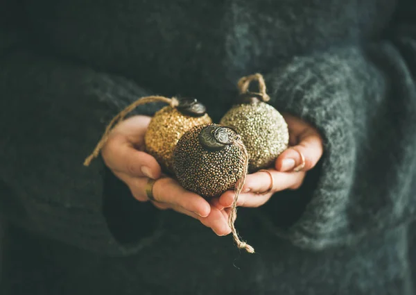 Mujer sosteniendo bolas de Navidad —  Fotos de Stock