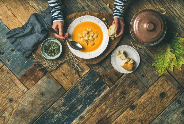 Осінній гарбузовий вершковий суп — стокове фото