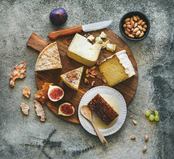 Peynir çeşitler birlikte — Stok fotoğraf