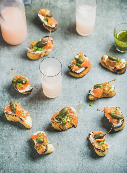 Crostini med rökt lax — Stockfoto