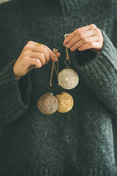 Vrouw met kerstballen — Stockfoto