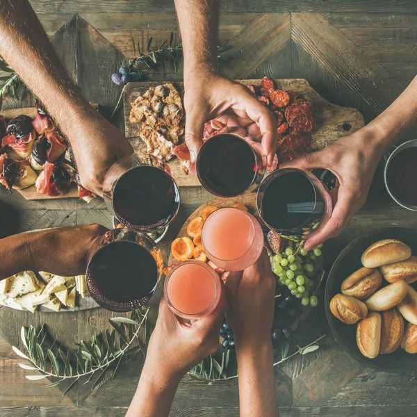 Freunde essen und trinken — Stockfoto