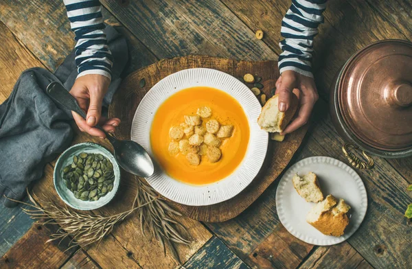 Суп с тыквенными сливками — стоковое фото