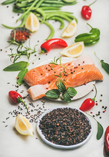 Raw salmon steaks with vegetables — Stock Photo, Image