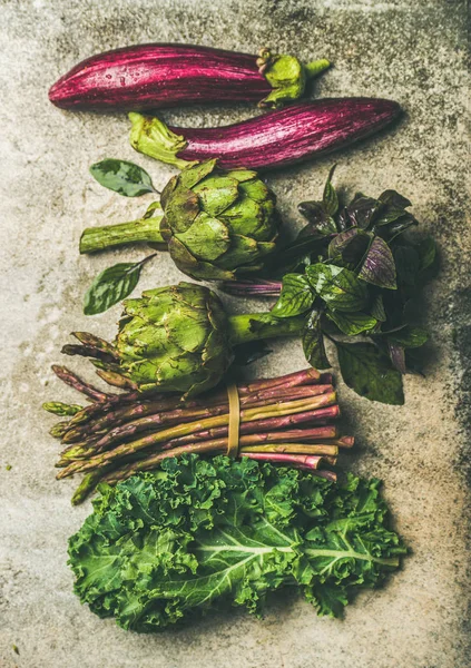 Verduras frescas verdes e roxas — Fotografia de Stock