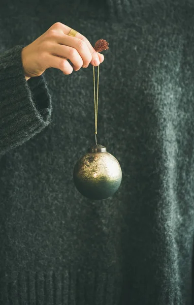 Mulher segurando bola dourada decorativa — Fotografia de Stock