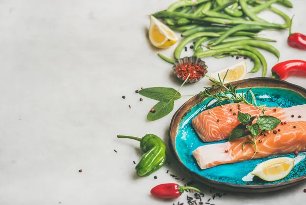 Стейки з сирого лосося з овочами — стокове фото